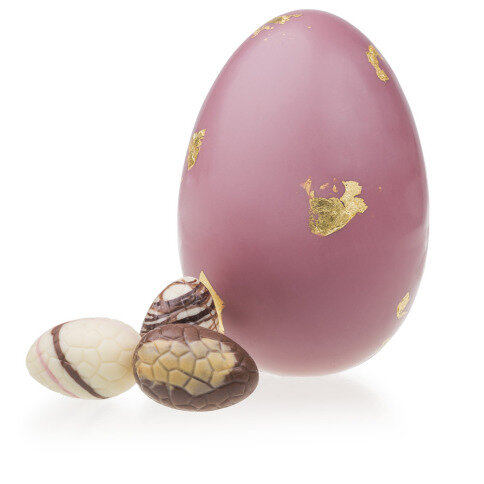 veľkonočné vajíčko s pralinkami, čokoládové luxusné vajíčko z ružovej čokolády, veľkonočná čokoláda, firemné darčeky z čokolády, čokoládová kraslica