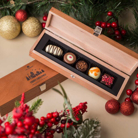 exkluzívne vianočné pralinky, čokoláda na vianoce, čokoláda na Mikuláša, pralinky v drevenej škatuľke