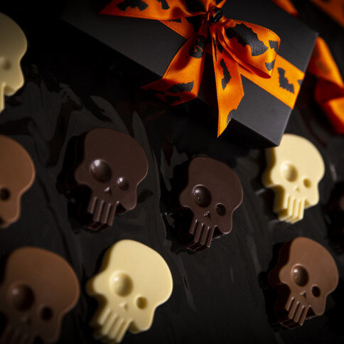 Halloween čokoládové lebky, čokoládky na Halloween, sladké darčeky, čokoláda na Halloween