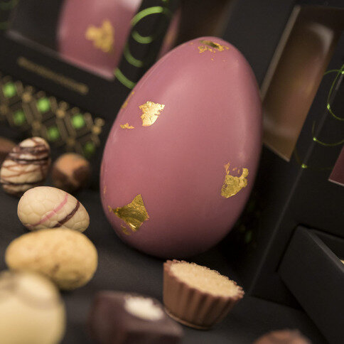 veľkonočné vajíčko s pralinkami, čokoládové luxusné vajíčko z ružovej čokolády, veľkonočná čokoláda, firemné darčeky z čokolády, čokoládová kraslica