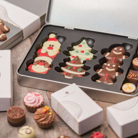 Roztomilá kolekcia 6 čokoládových vianočných fi gúrok a 4 lahodných praliniek uložených v štýlovej škatuľke.