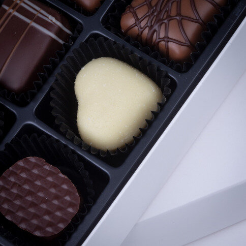 čokoládové pralinky, biela bonboniéra, belgická čokoláda ako darček, čokoládový darček, sladké prekvapenie