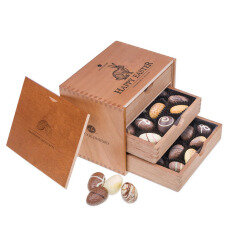 drevená skrinka s čokoládovými vajíčkami, čokoládové kraslice, čokoláda na Veľkú noc, čokoláda ako darček, firemný darček na Veľkú noc