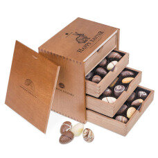 drevená skrinka s čokoládovými vajíčkami, čokoládové kraslice, čokoláda na Veľkú noc, čokoláda ako darček, firemný darček na Veľkú noc
