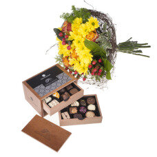 drevená bonboniéra s pralinkami a vlastným gravírovaním v sade s kyticu žltých kvetov